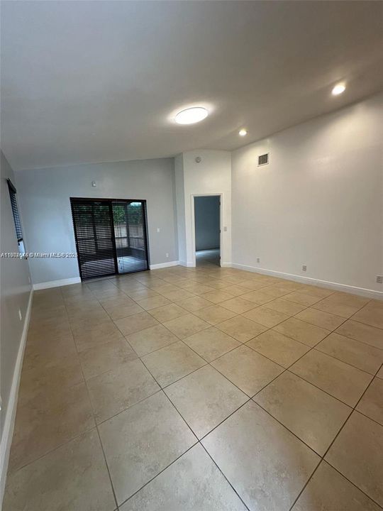 合同活跃: $3,000 (2 贝兹, 2 浴室, 1034 平方英尺)