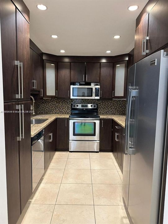 合同活跃: $3,000 (2 贝兹, 2 浴室, 1034 平方英尺)