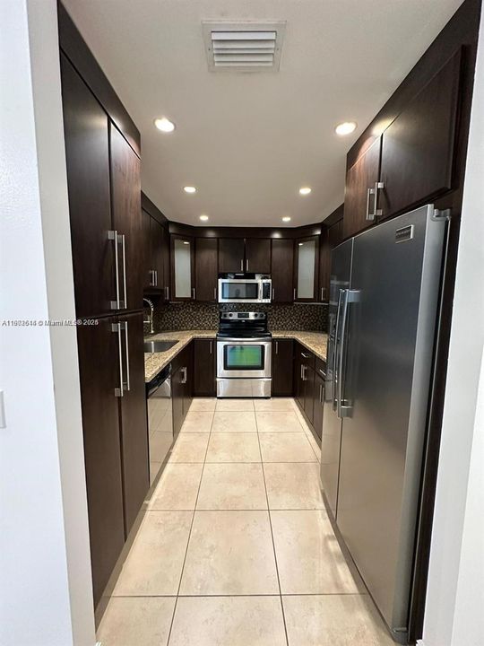 合同活跃: $3,000 (2 贝兹, 2 浴室, 1034 平方英尺)