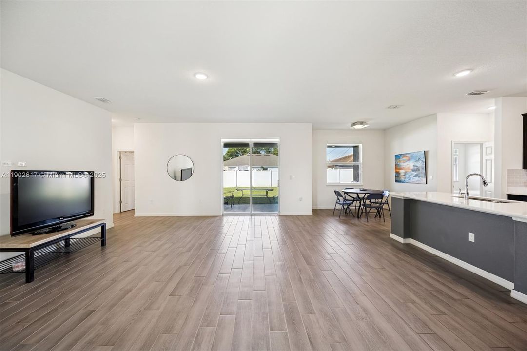 For Sale: $549,000 (3 beds, 2 baths, 2337 Square Feet)