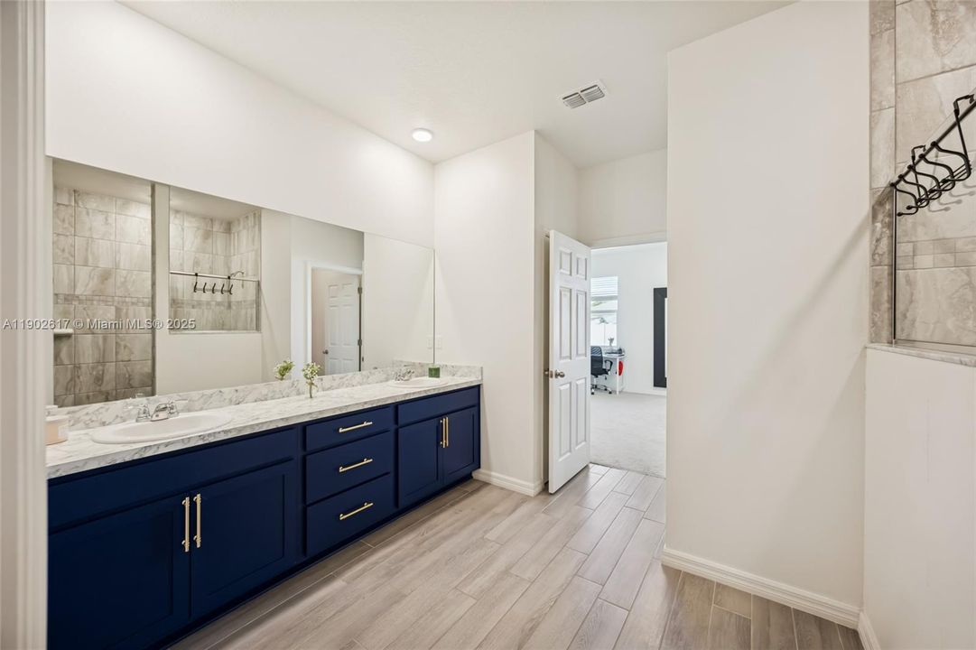 For Sale: $549,000 (3 beds, 2 baths, 2337 Square Feet)