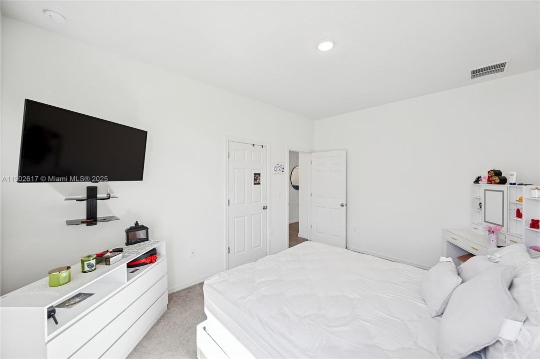 For Sale: $549,000 (3 beds, 2 baths, 2337 Square Feet)