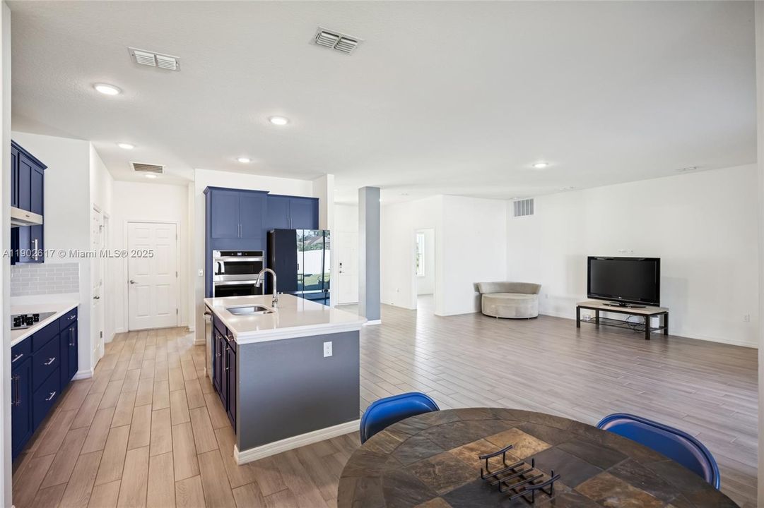 For Sale: $549,000 (3 beds, 2 baths, 2337 Square Feet)