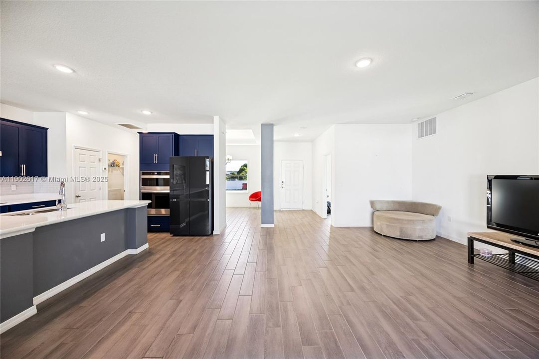 For Sale: $549,000 (3 beds, 2 baths, 2337 Square Feet)