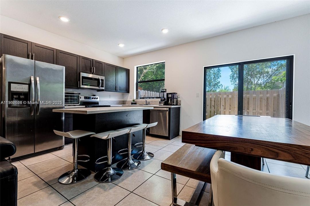 Recently Sold: $420,000 (3 beds, 3 baths, 1320 Square Feet)