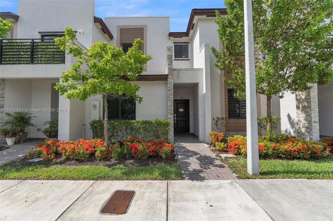 Recently Sold: $420,000 (3 beds, 3 baths, 1320 Square Feet)