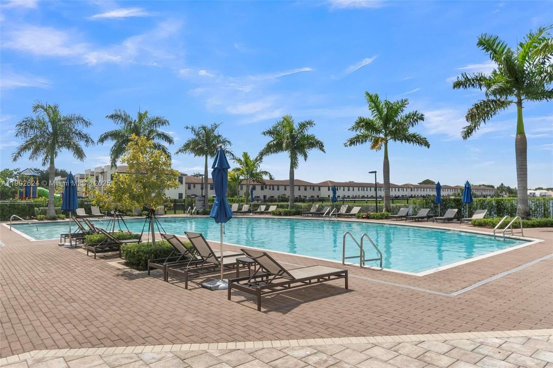 Recently Sold: $420,000 (3 beds, 3 baths, 1320 Square Feet)