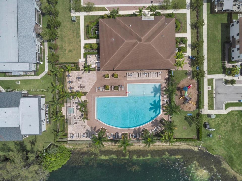 Recently Sold: $420,000 (3 beds, 3 baths, 1320 Square Feet)