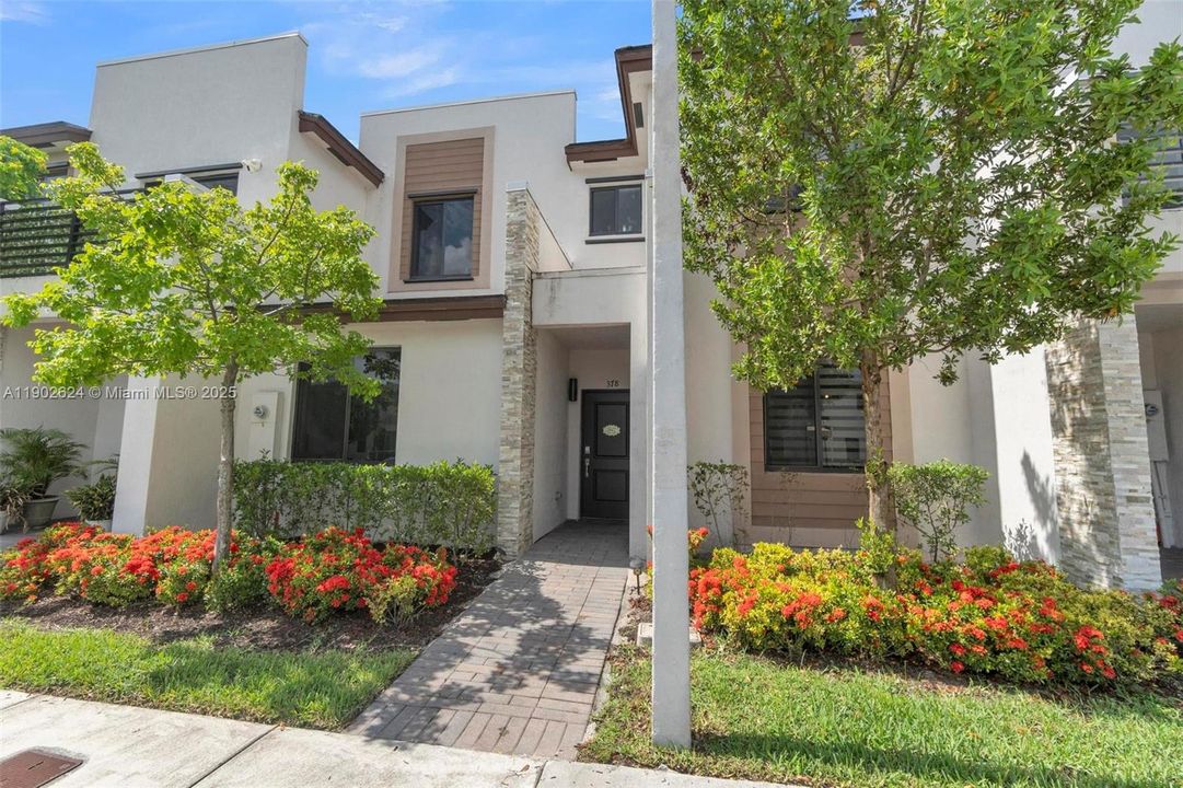 Recently Sold: $420,000 (3 beds, 3 baths, 1320 Square Feet)