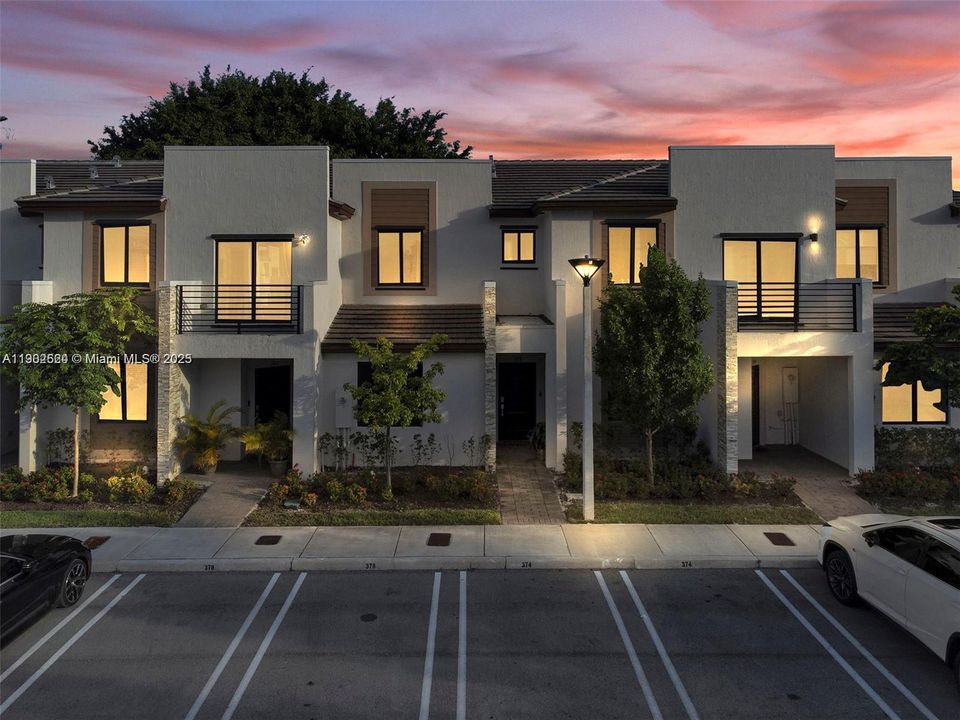 Recently Sold: $420,000 (3 beds, 3 baths, 1320 Square Feet)