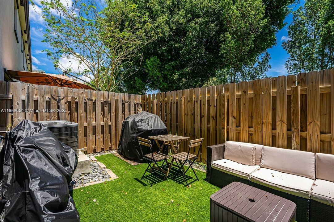 Recently Sold: $420,000 (3 beds, 3 baths, 1320 Square Feet)