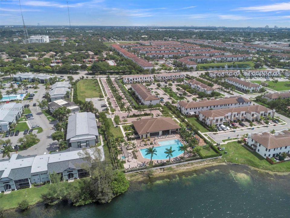 Recently Sold: $420,000 (3 beds, 3 baths, 1320 Square Feet)