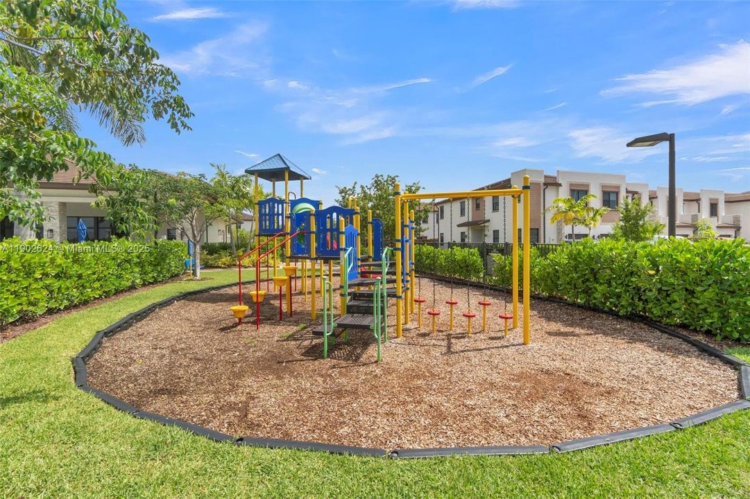 Recently Sold: $420,000 (3 beds, 3 baths, 1320 Square Feet)