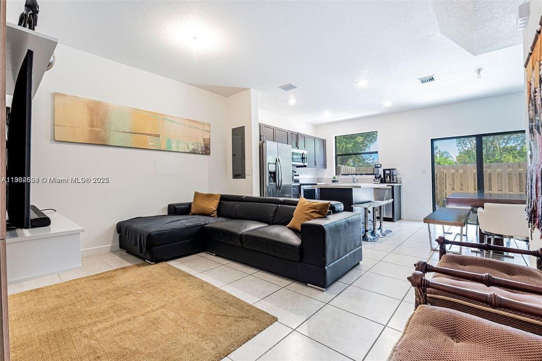 Recently Sold: $420,000 (3 beds, 3 baths, 1320 Square Feet)