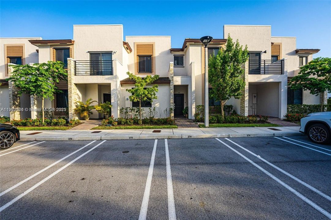 Recently Sold: $420,000 (3 beds, 3 baths, 1320 Square Feet)