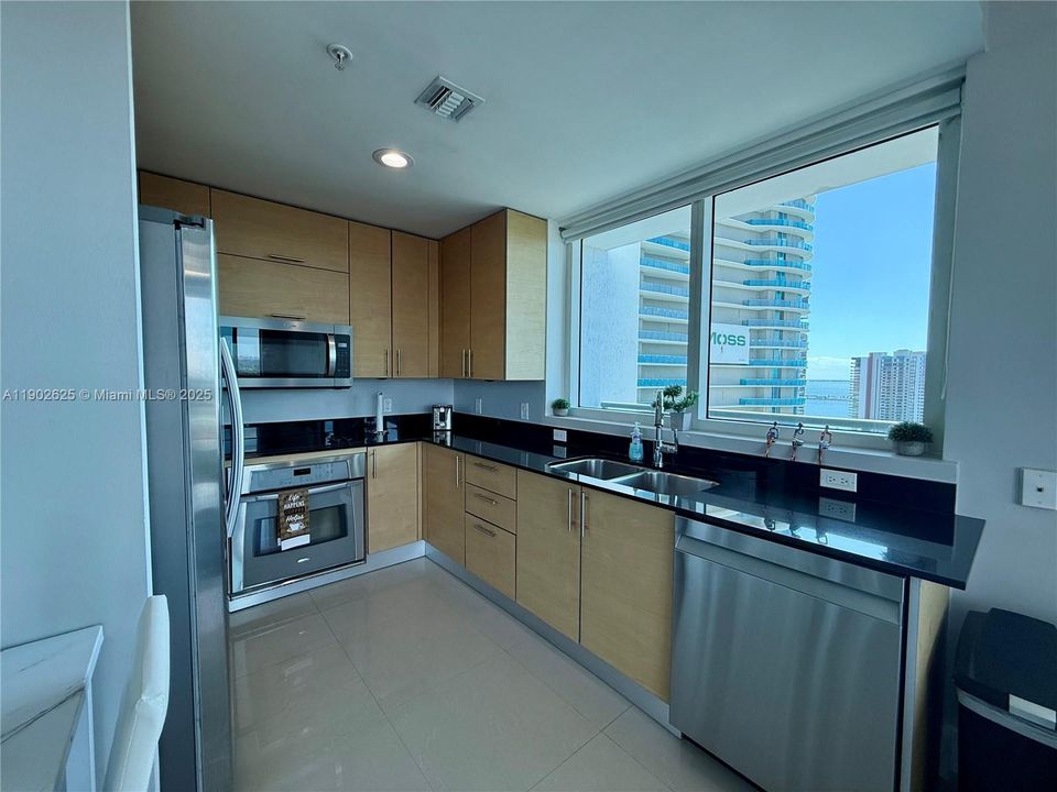 Recently Rented: $3,000 (1 beds, 1 baths, 585 Square Feet)