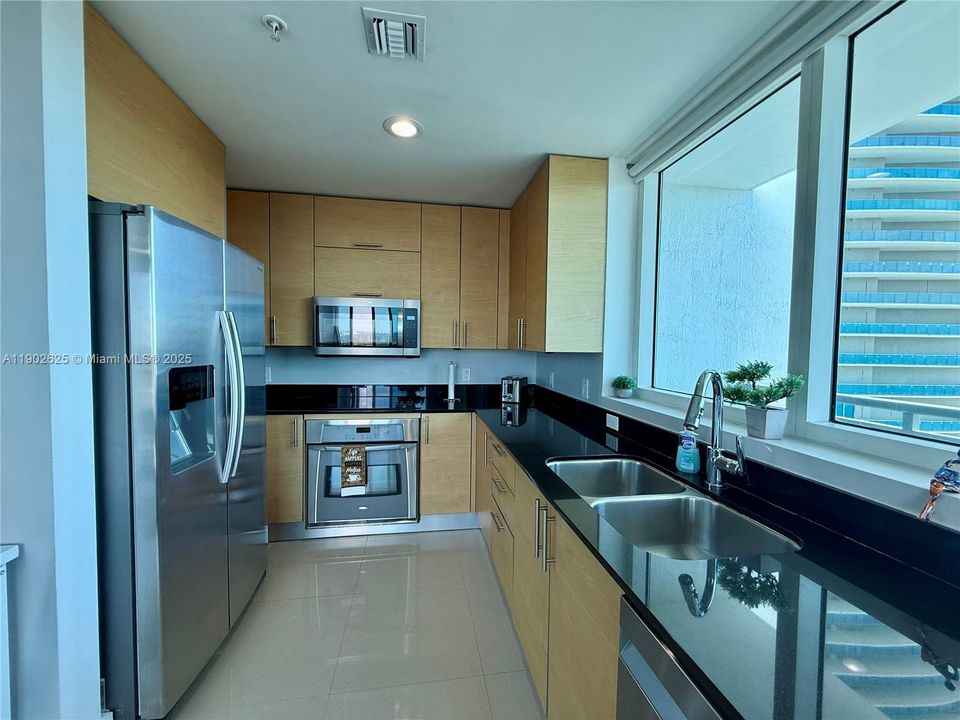 Recently Rented: $3,000 (1 beds, 1 baths, 585 Square Feet)