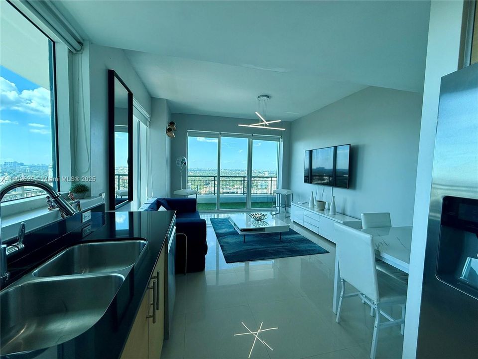 Recently Rented: $3,000 (1 beds, 1 baths, 585 Square Feet)