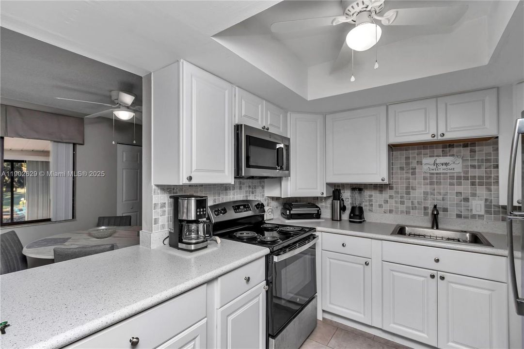 For Sale: $138,900 (2 beds, 1 baths, 1027 Square Feet)