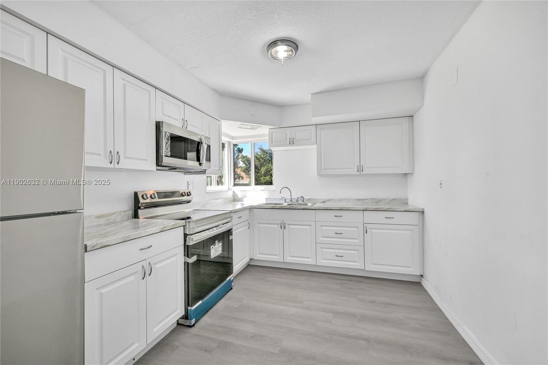 合同活跃: $405,000 (3 贝兹, 2 浴室, 1232 平方英尺)