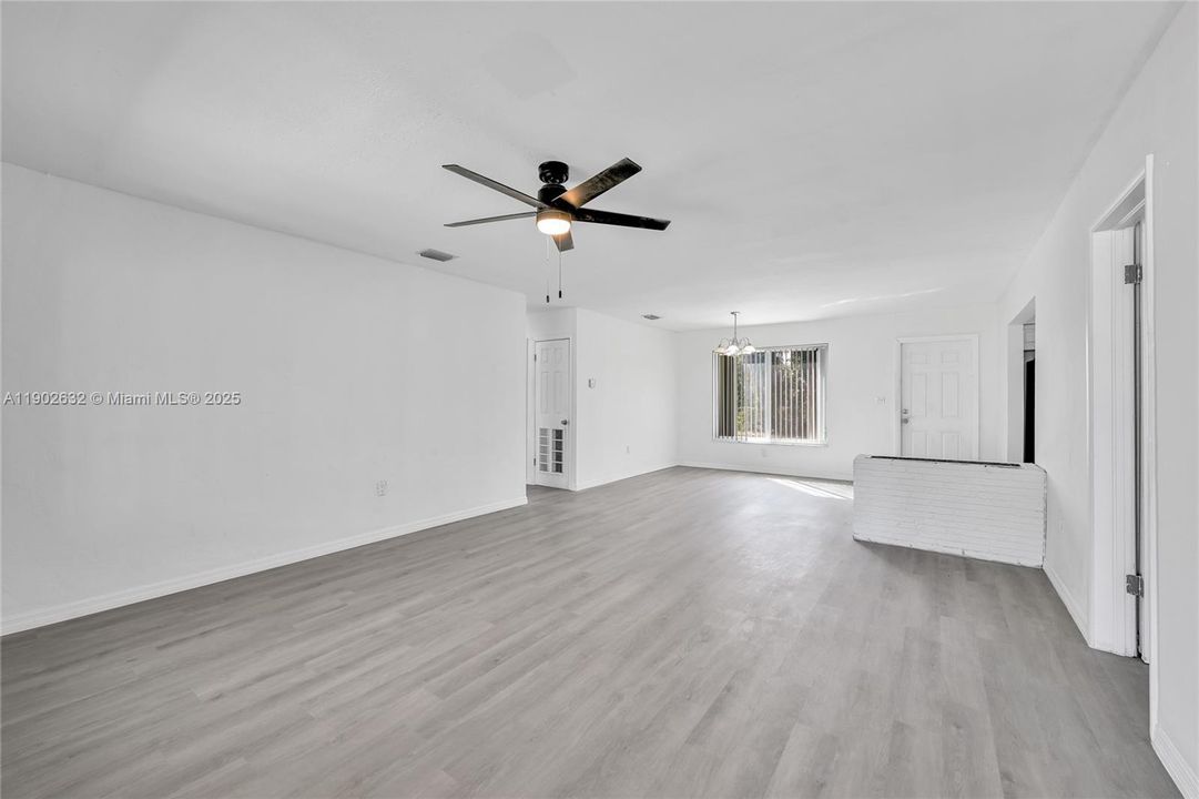 合同活跃: $405,000 (3 贝兹, 2 浴室, 1232 平方英尺)