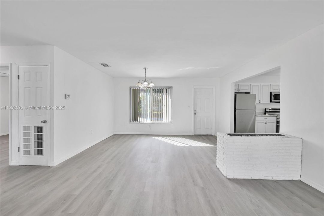 合同活跃: $405,000 (3 贝兹, 2 浴室, 1232 平方英尺)