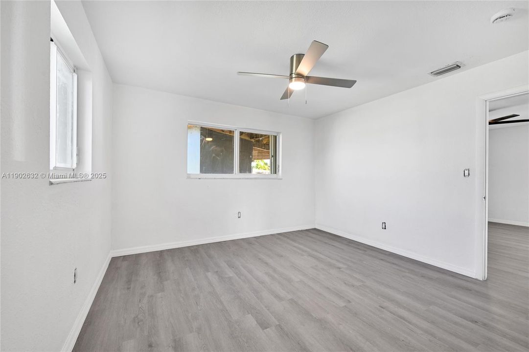 合同活跃: $405,000 (3 贝兹, 2 浴室, 1232 平方英尺)