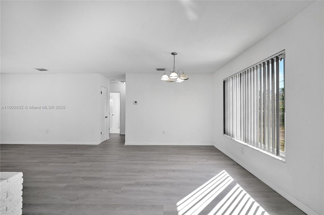 合同活跃: $405,000 (3 贝兹, 2 浴室, 1232 平方英尺)