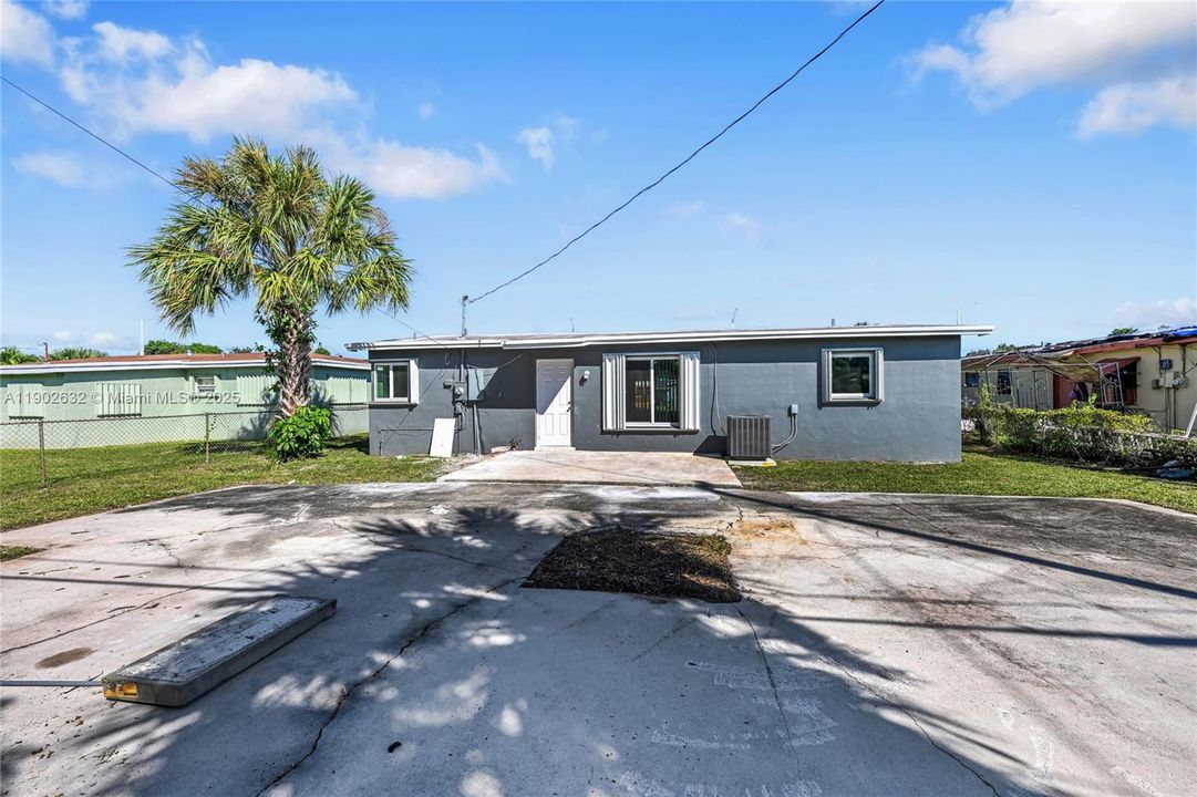 合同活跃: $405,000 (3 贝兹, 2 浴室, 1232 平方英尺)