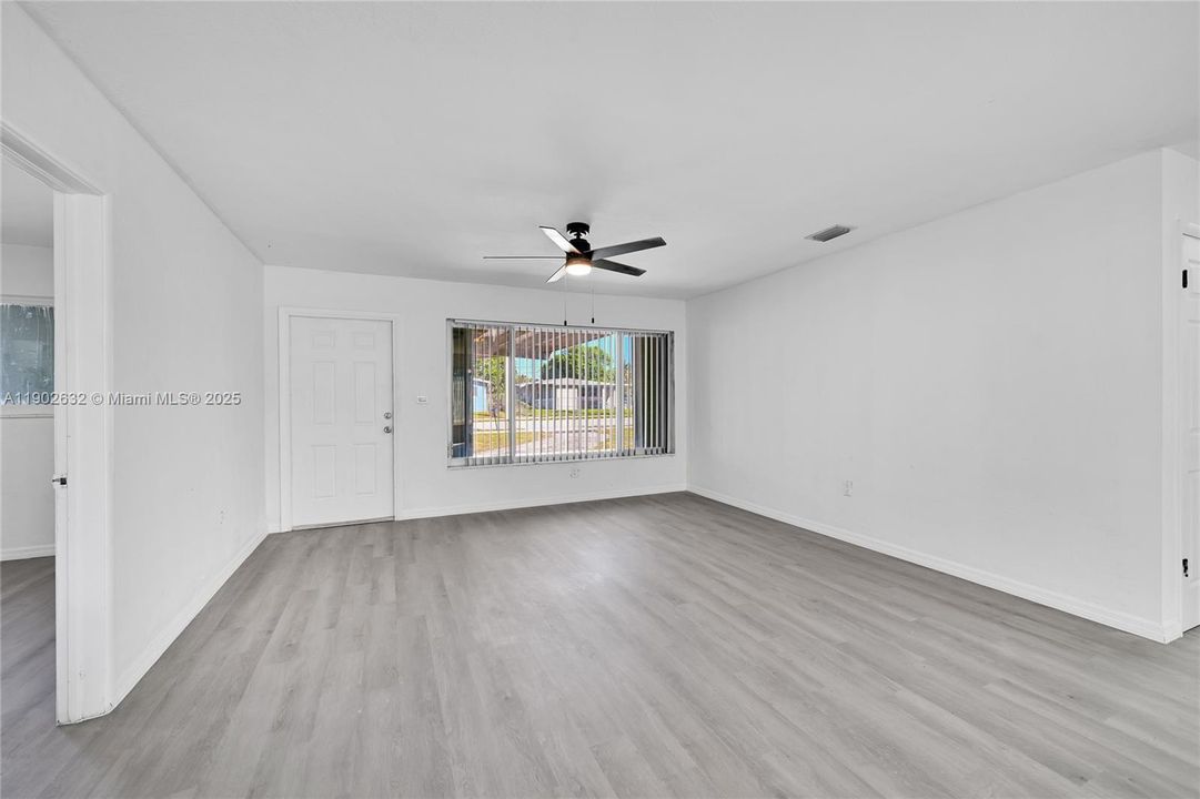 合同活跃: $405,000 (3 贝兹, 2 浴室, 1232 平方英尺)