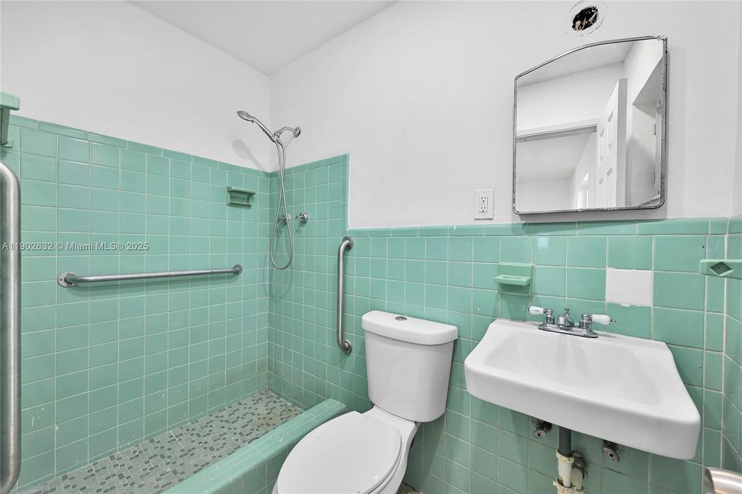 合同活跃: $405,000 (3 贝兹, 2 浴室, 1232 平方英尺)