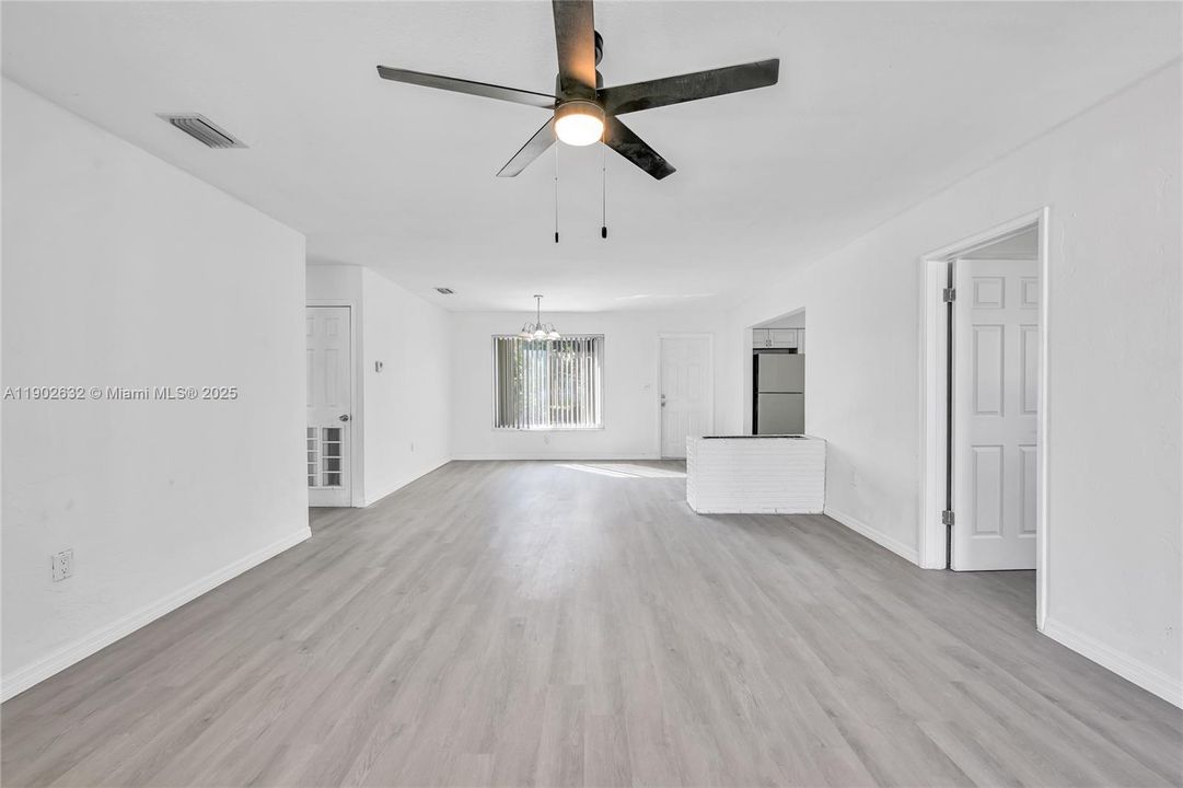 合同活跃: $405,000 (3 贝兹, 2 浴室, 1232 平方英尺)