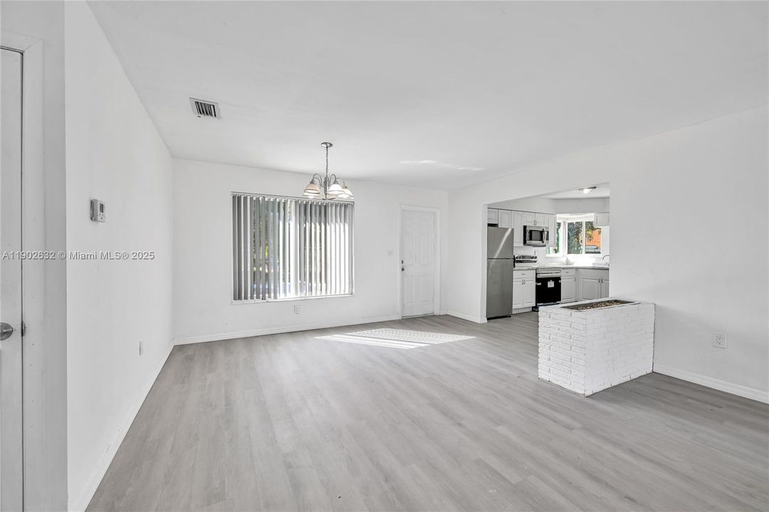 合同活跃: $405,000 (3 贝兹, 2 浴室, 1232 平方英尺)