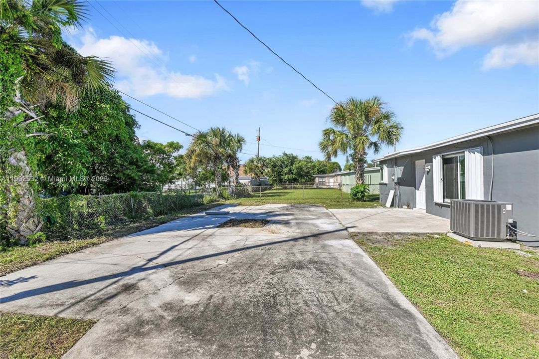 合同活跃: $405,000 (3 贝兹, 2 浴室, 1232 平方英尺)