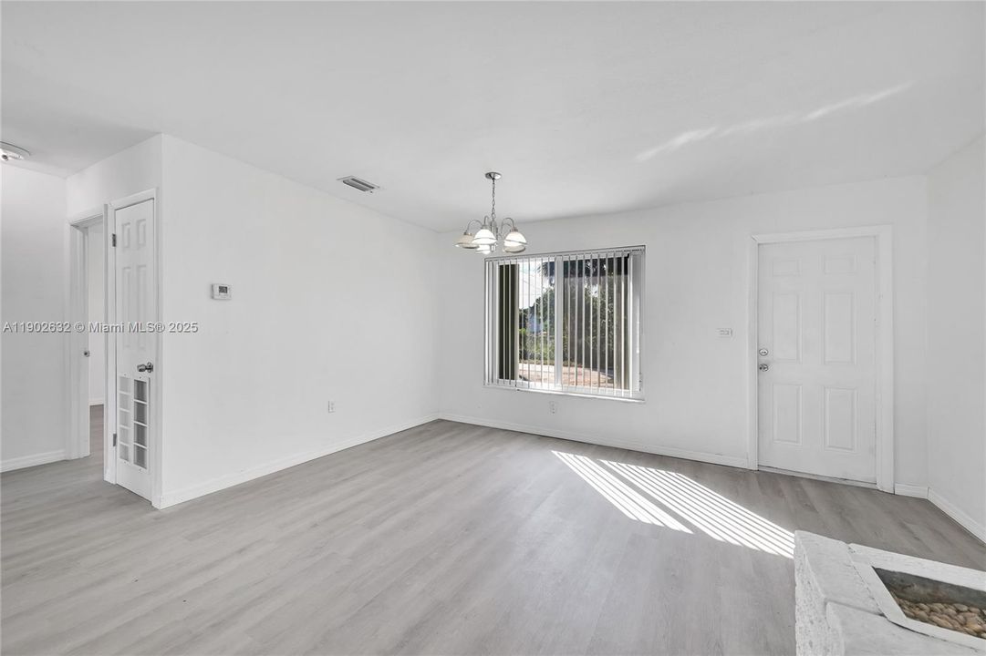 合同活跃: $405,000 (3 贝兹, 2 浴室, 1232 平方英尺)