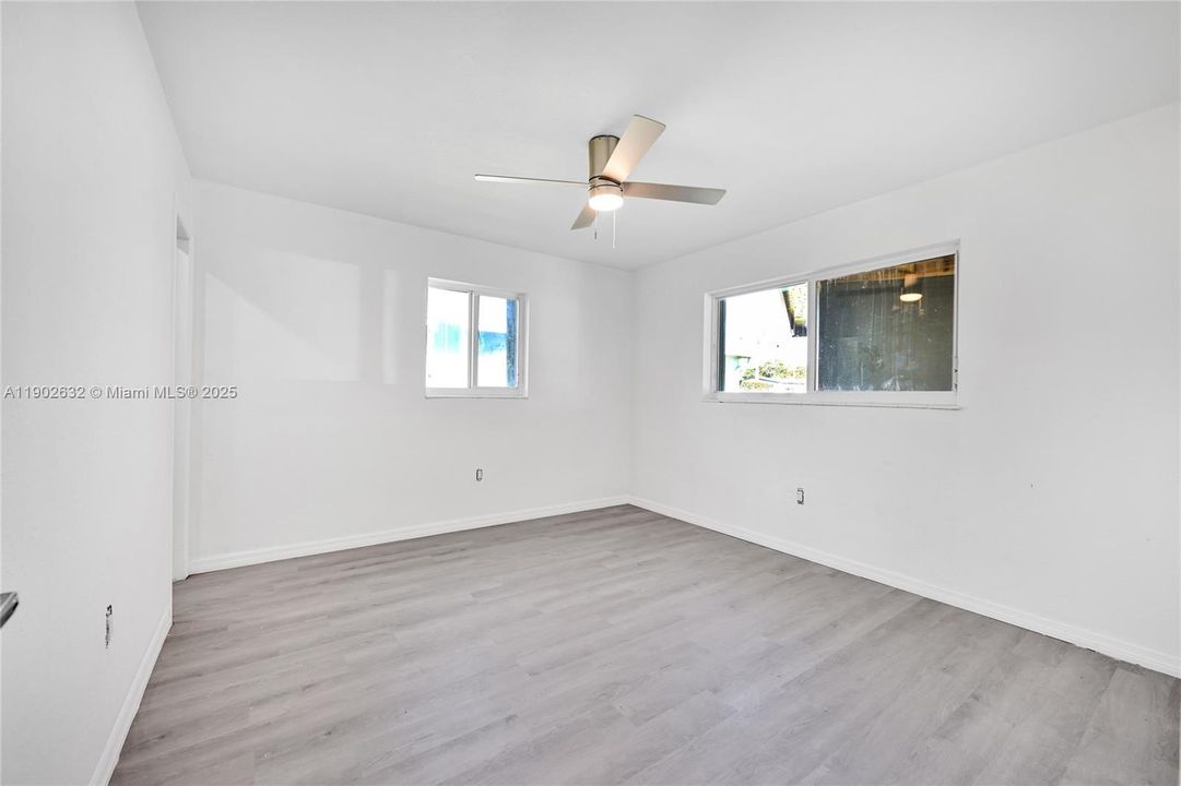 合同活跃: $405,000 (3 贝兹, 2 浴室, 1232 平方英尺)