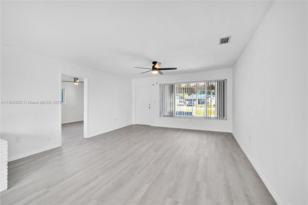 合同活跃: $405,000 (3 贝兹, 2 浴室, 1232 平方英尺)