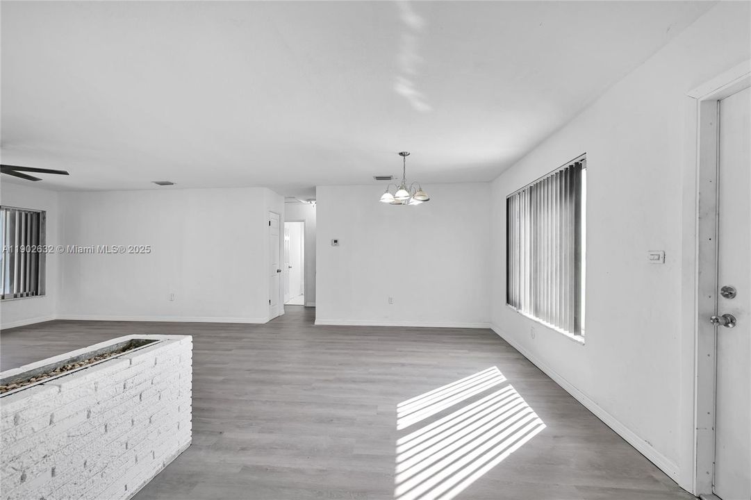 合同活跃: $405,000 (3 贝兹, 2 浴室, 1232 平方英尺)