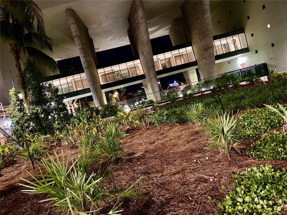 For Rent: $5,650 (2 beds, 2 baths, 1069 Square Feet)