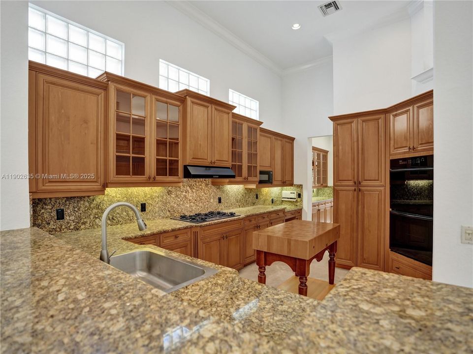 出租: $10,000 (5 贝兹, 5 浴室, 4543 平方英尺)