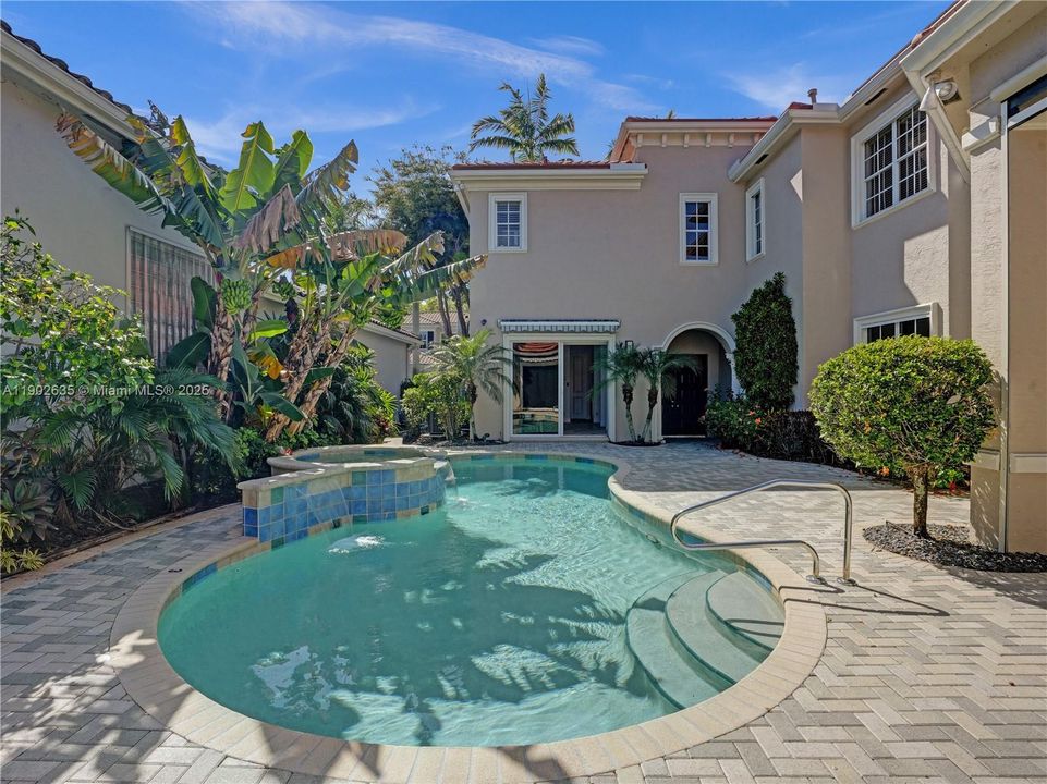 出租: $10,000 (5 贝兹, 5 浴室, 4543 平方英尺)