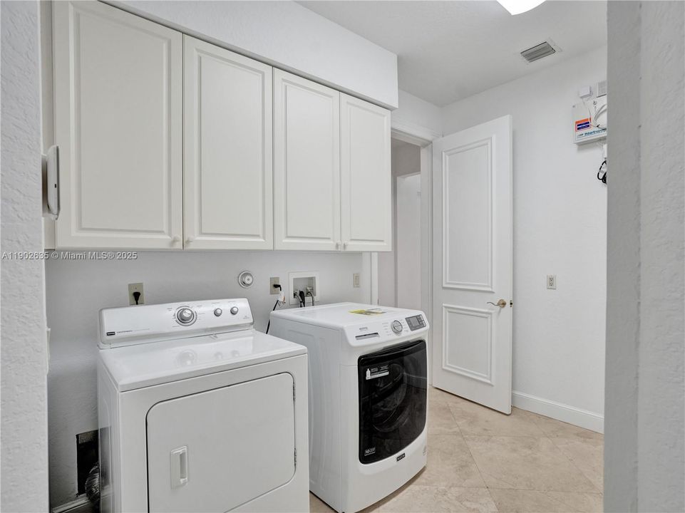 出租: $10,000 (5 贝兹, 5 浴室, 4543 平方英尺)