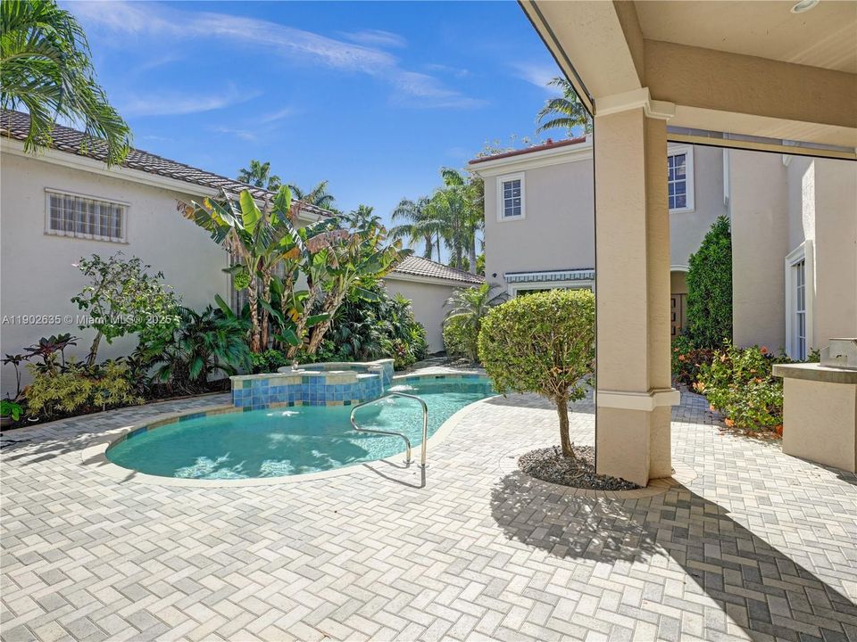 出租: $10,000 (5 贝兹, 5 浴室, 4543 平方英尺)