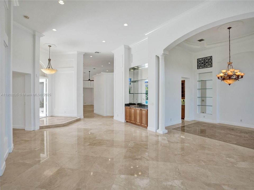 出租: $10,000 (5 贝兹, 5 浴室, 4543 平方英尺)