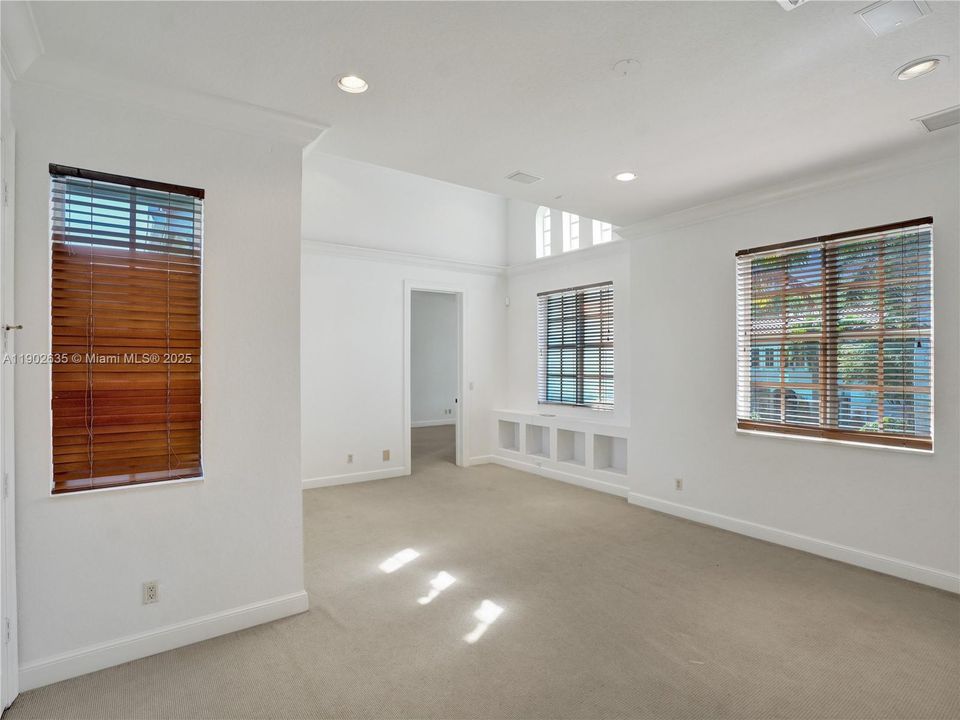 出租: $10,000 (5 贝兹, 5 浴室, 4543 平方英尺)