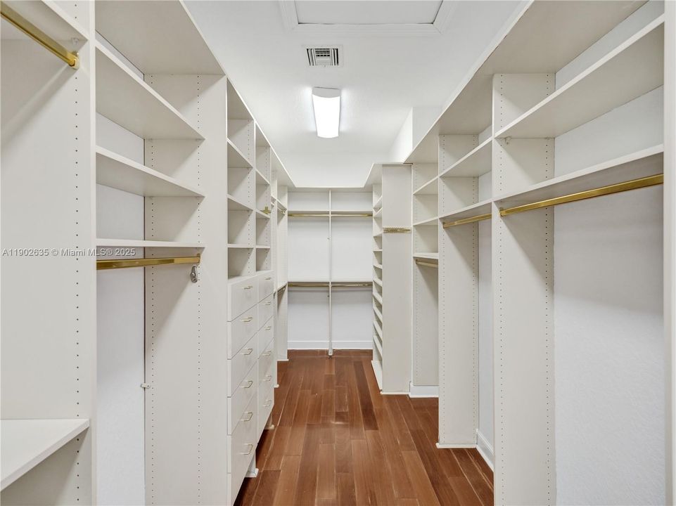 20' walk-in closet