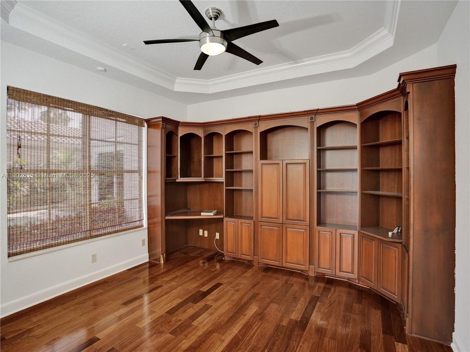 出租: $10,000 (5 贝兹, 5 浴室, 4543 平方英尺)