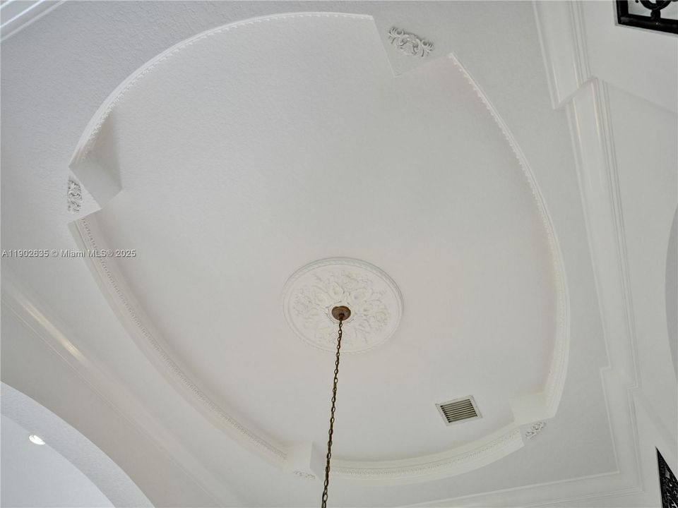 出租: $10,000 (5 贝兹, 5 浴室, 4543 平方英尺)