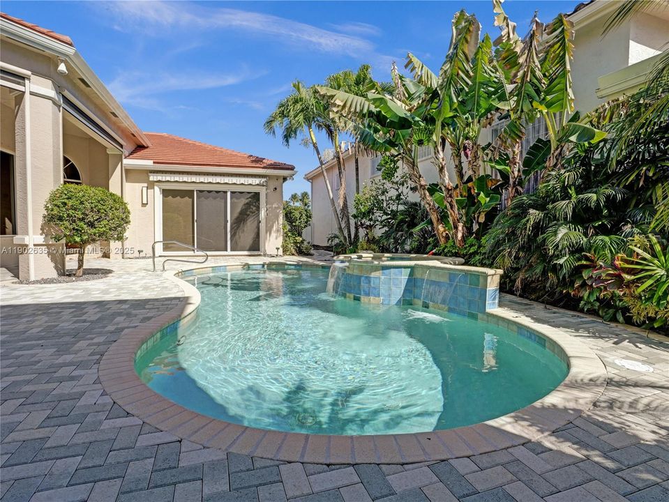 出租: $10,000 (5 贝兹, 5 浴室, 4543 平方英尺)