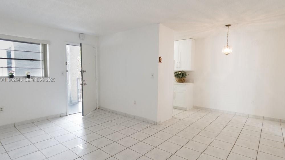 For Rent: $1,885 (1 beds, 1 baths, 611 Square Feet)